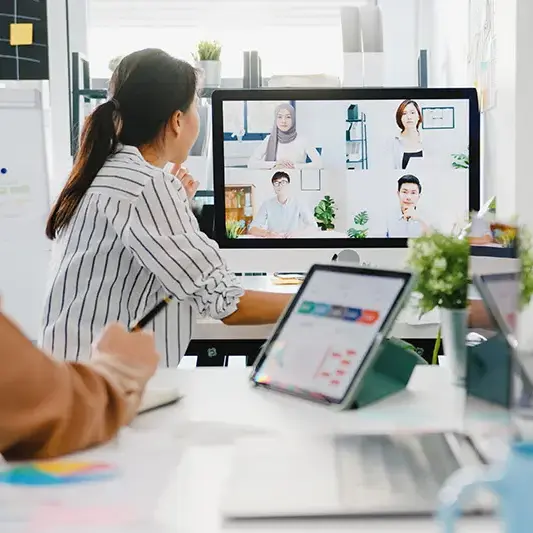 asia-businesspeople-using-desktop-talk-colleagues-discussing-business-brainstorm-about-pla