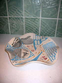 Wavy salad server and backsplash