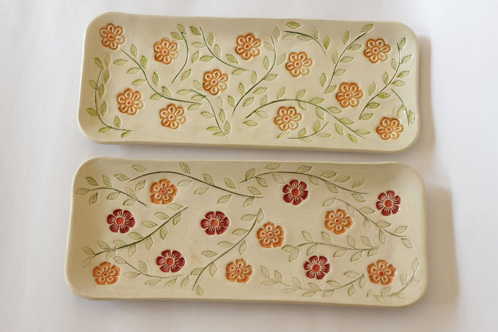 מגש עם תפזורת עלים ופרחים אדום כתום