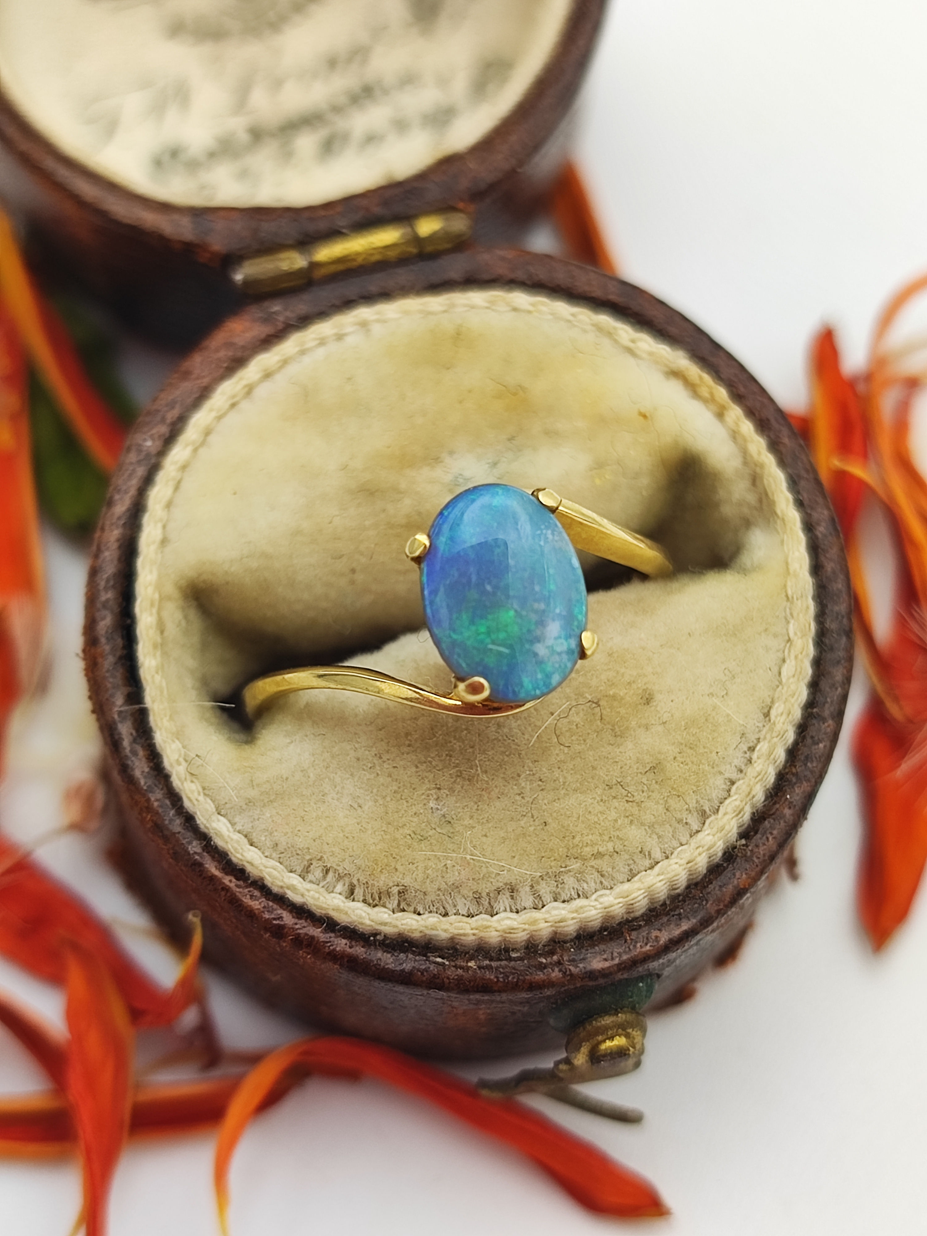Minimalist 18ct opal ring