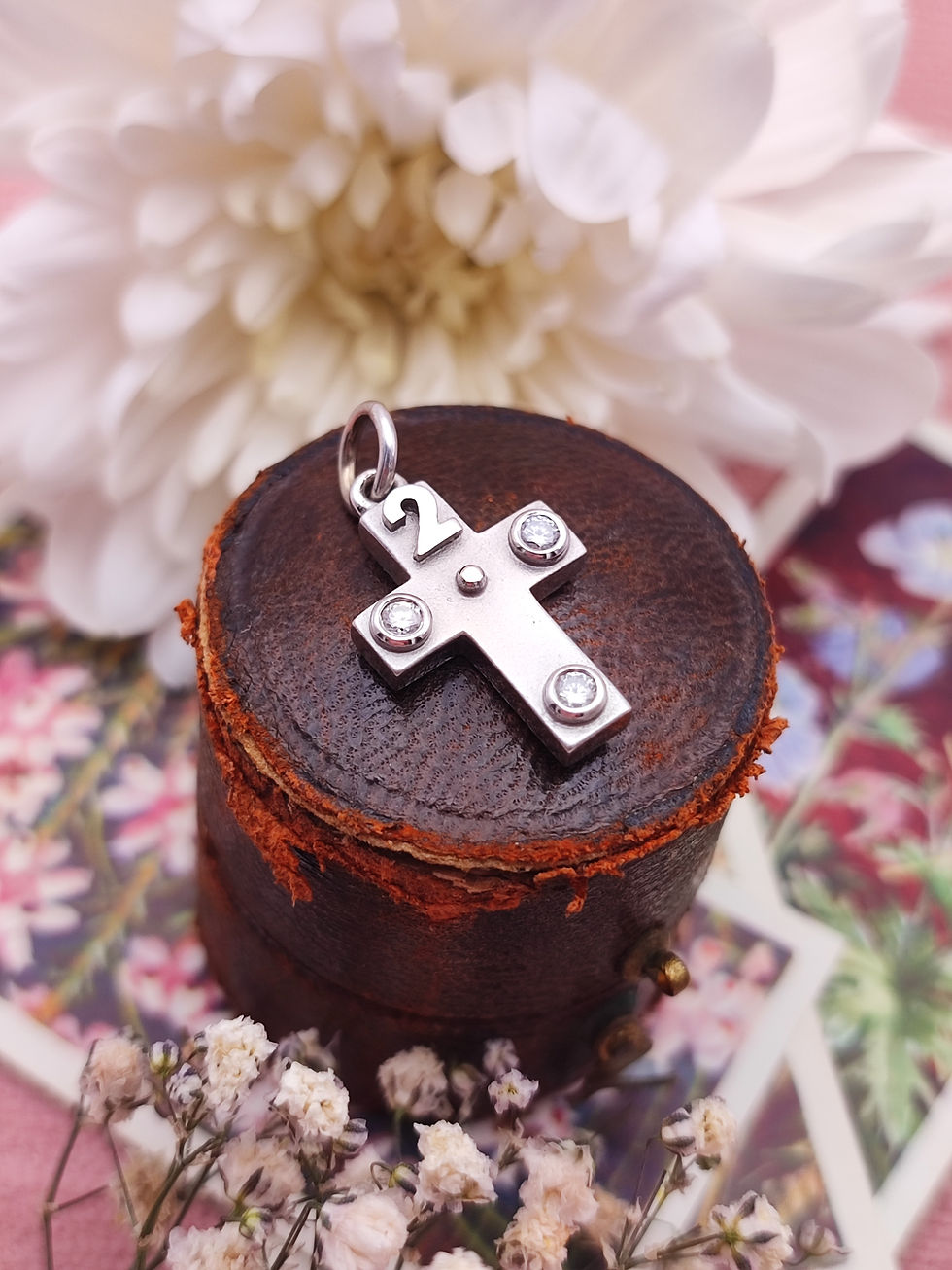 Millennium 18ct diamond 2000 cross