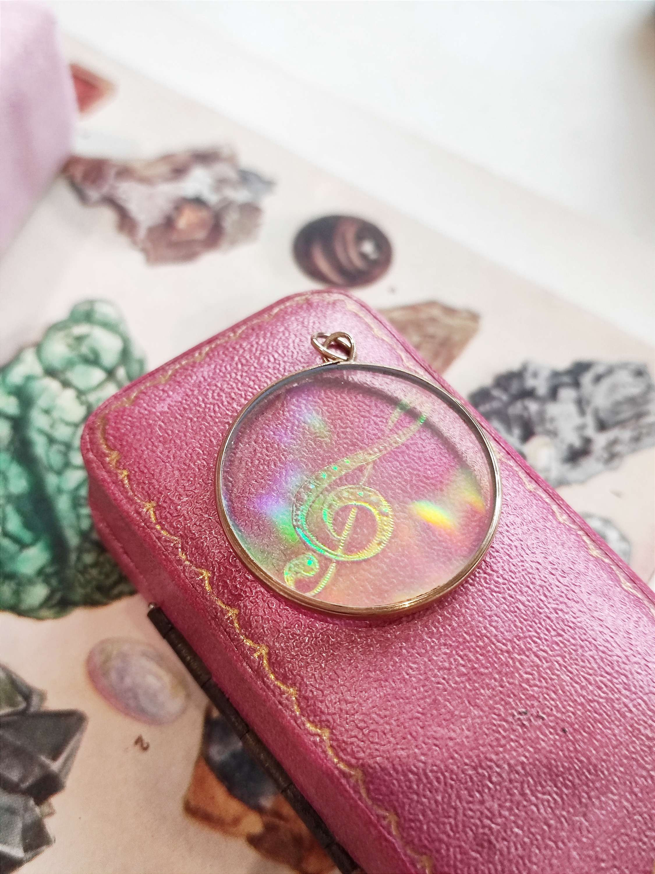 9ct gold holographic musical quaver pendant