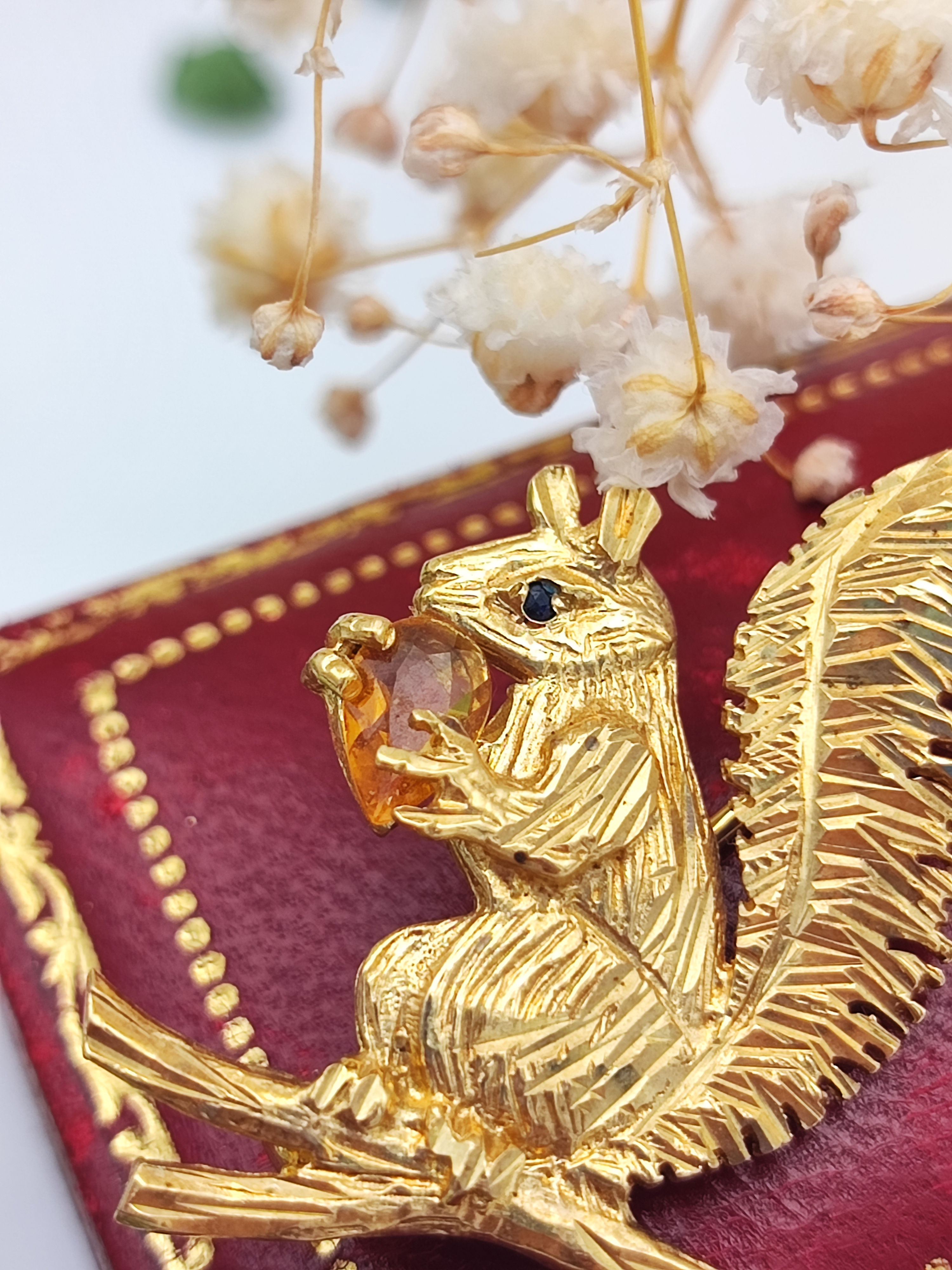 Vintage 9ct citrine & sapphire squirrel brooch 