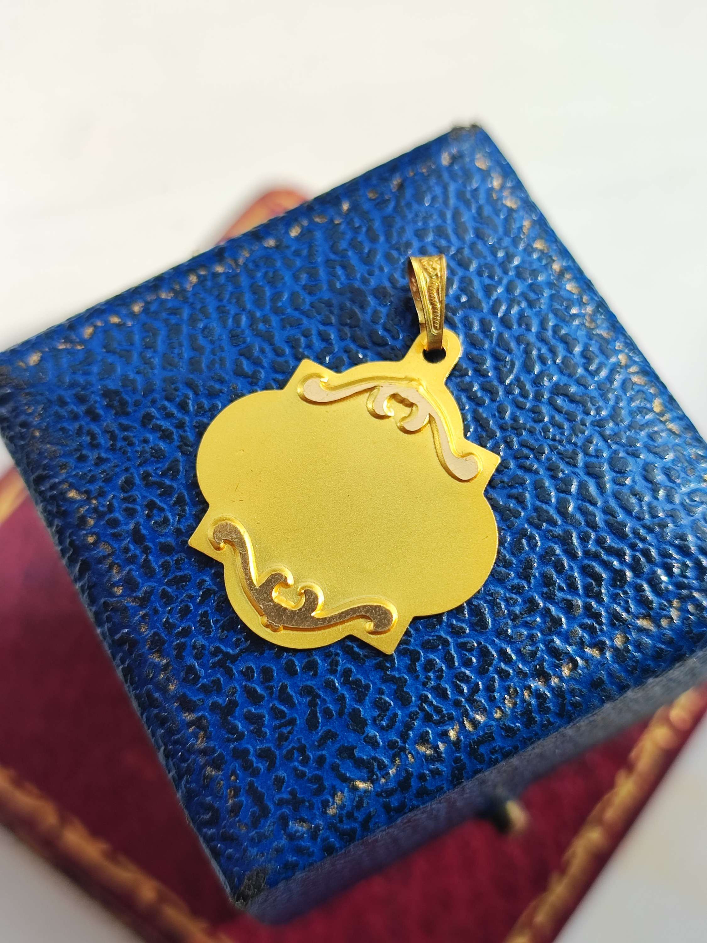 18ct pendant hidden snake bale