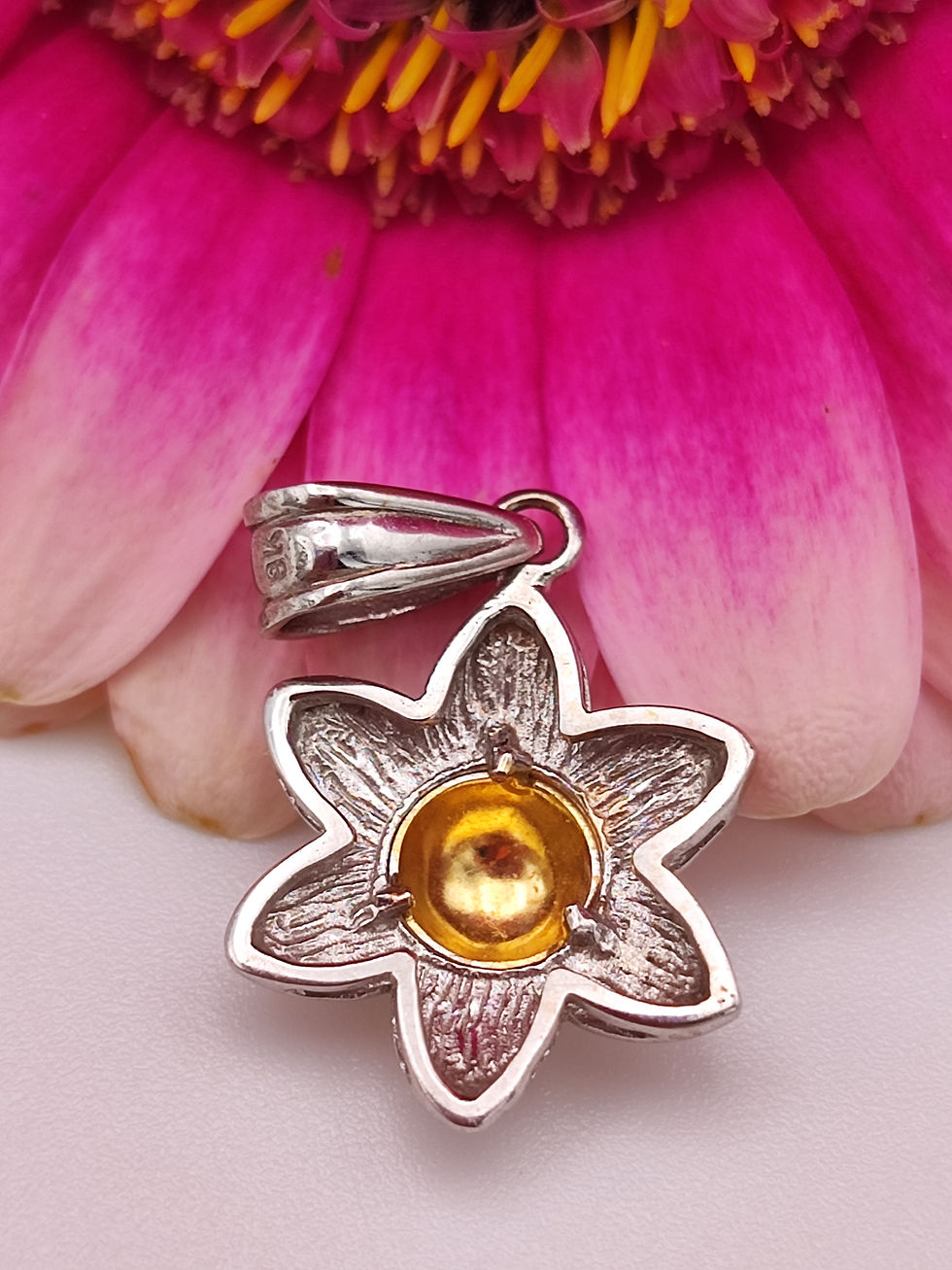 Thumbnail: 9ct yellow & white gold daisy pendant 