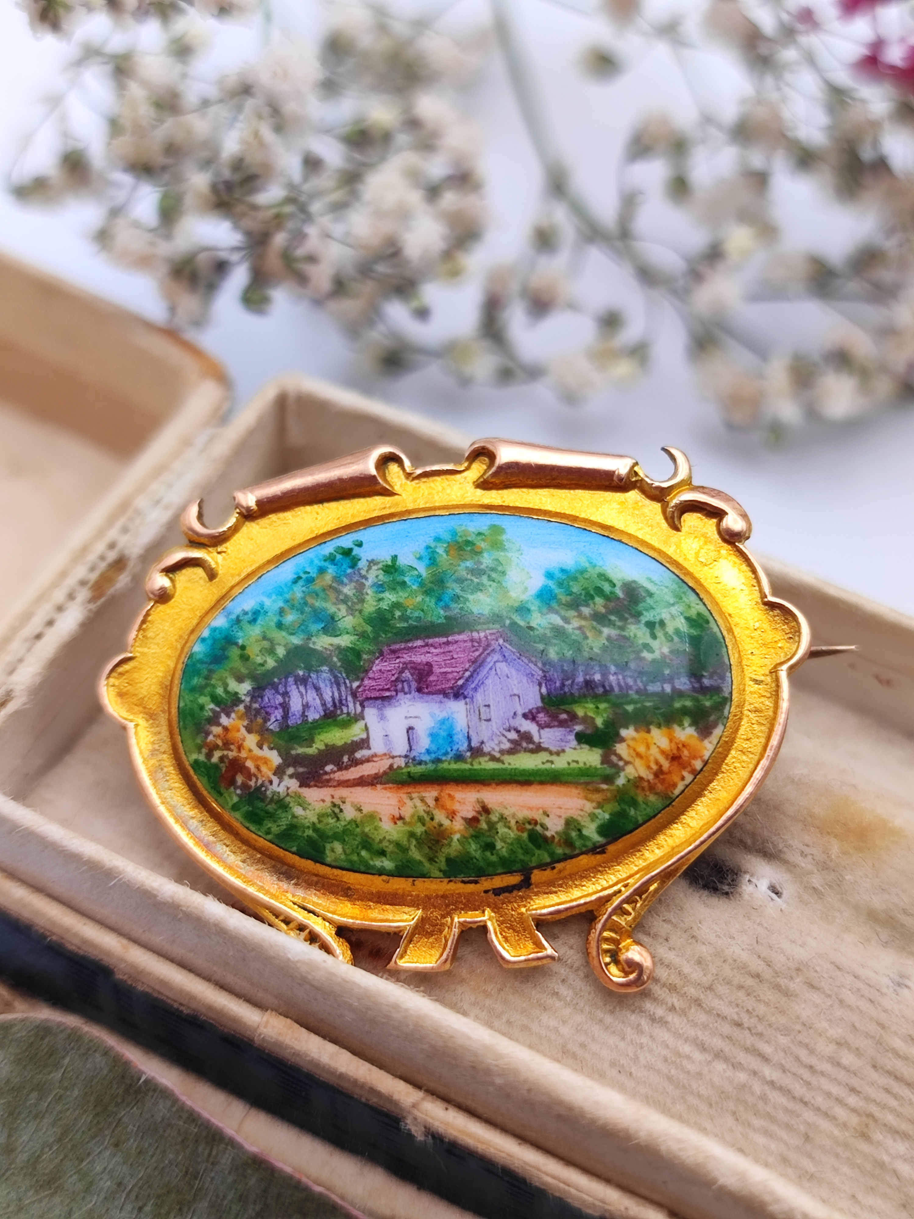 1928 9ct enamel cottage brooch
