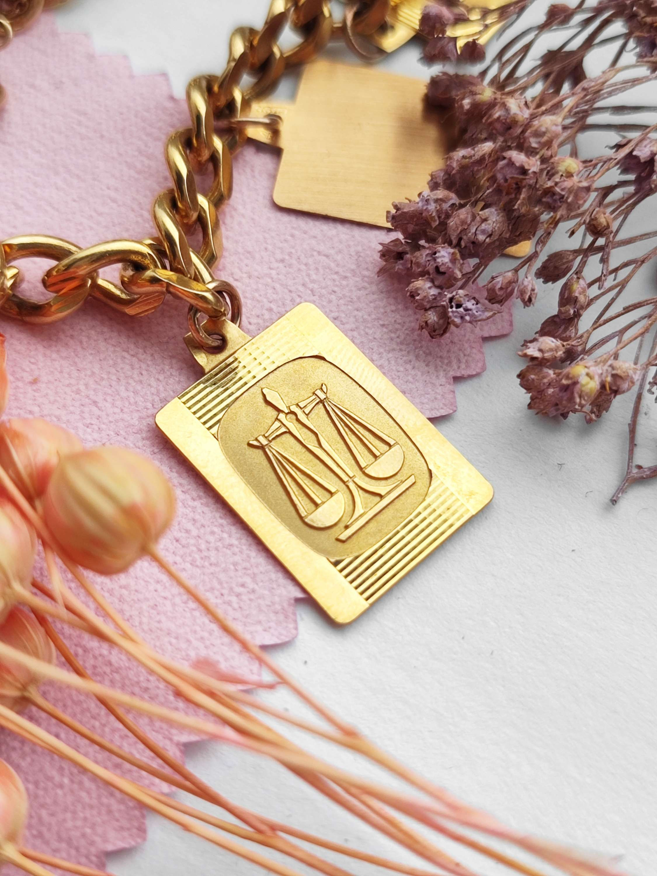 Vintage 9ct Libra Zodiac Pendant 