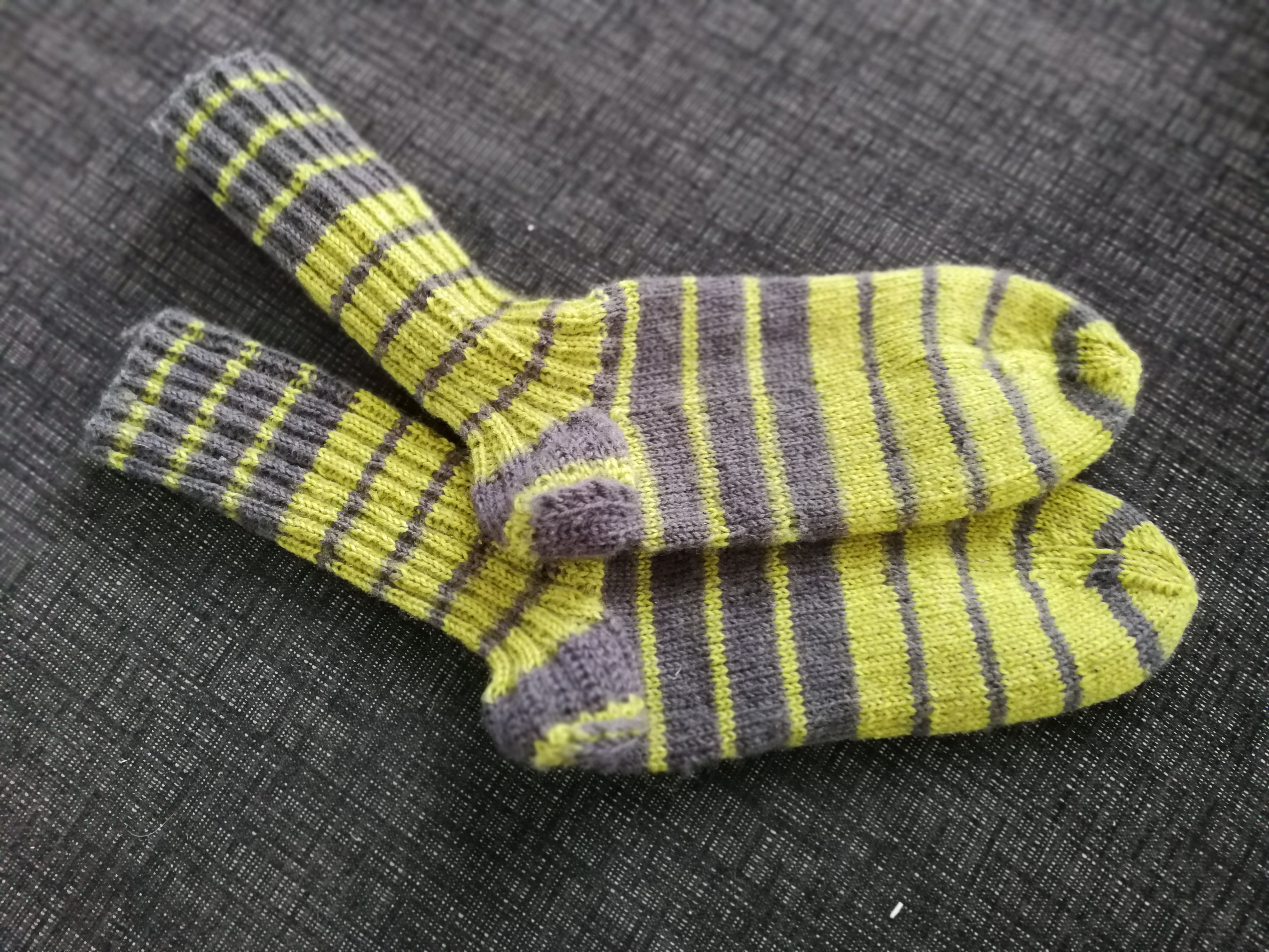 Socken lemon-grau