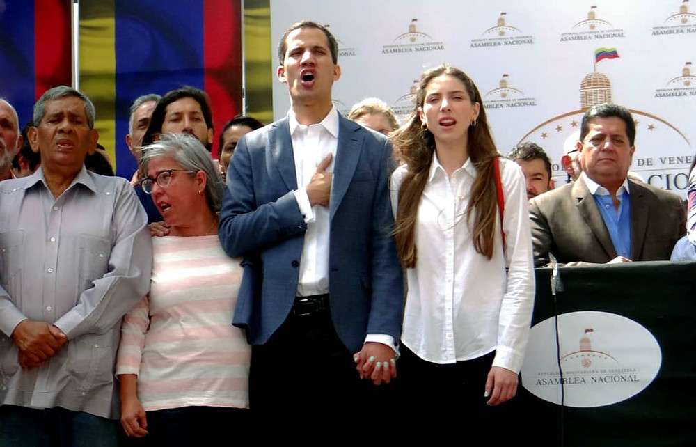 Juan Guaidó, al centro, con su esposa. Él es el presidente de la Asamblea Nacional de Venezuela y presidente interino de la Nación.