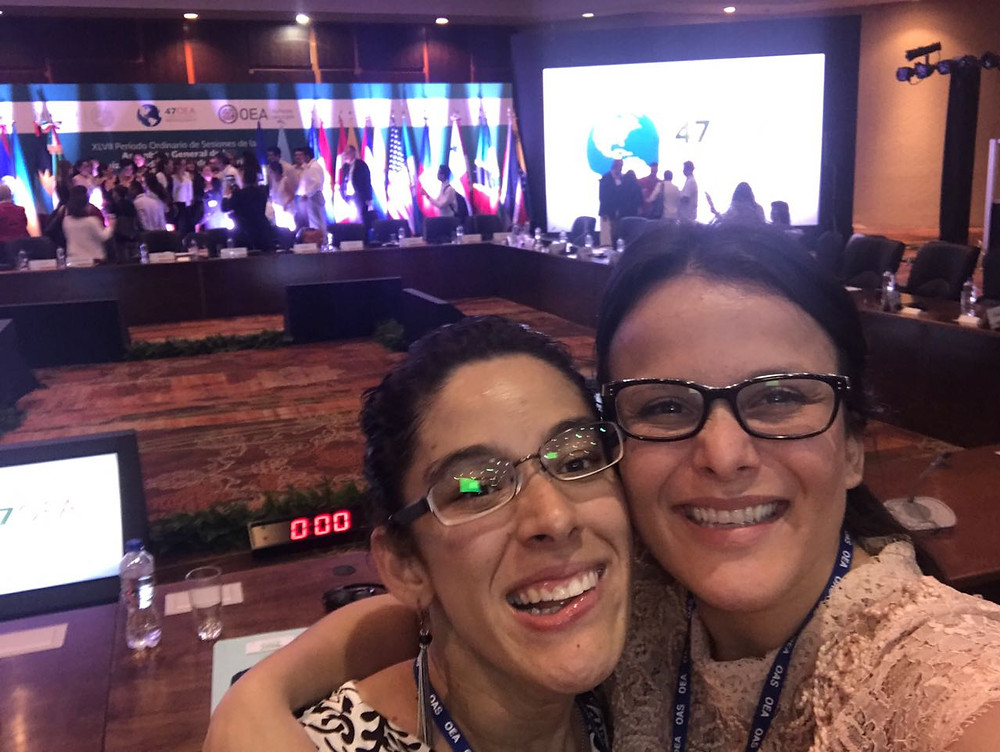 Andrea Flores y la líder provida salvadoreña Fátima Moreno