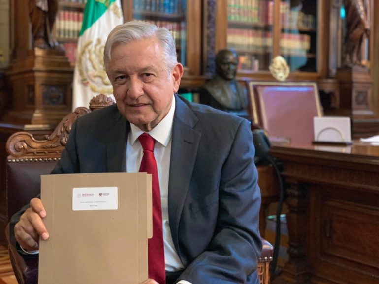 Manuel Andrés López Obrador presenta el Plan Nacional de Desarrollo