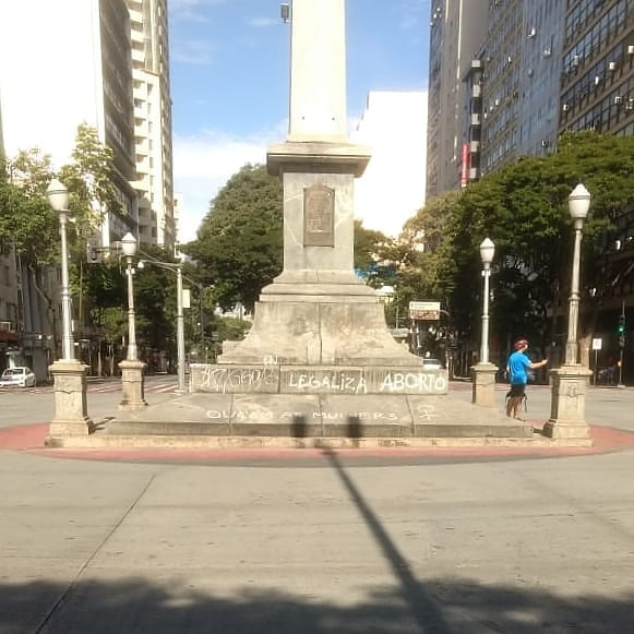 O obelisco de Belo Horizonte pichado