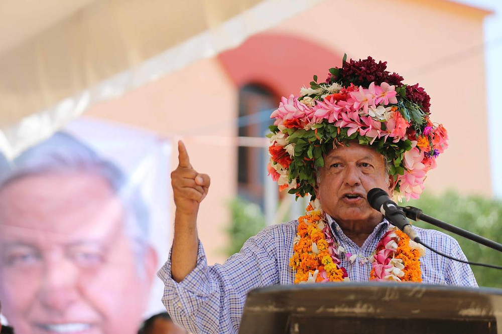 AMLO coronado de Flores