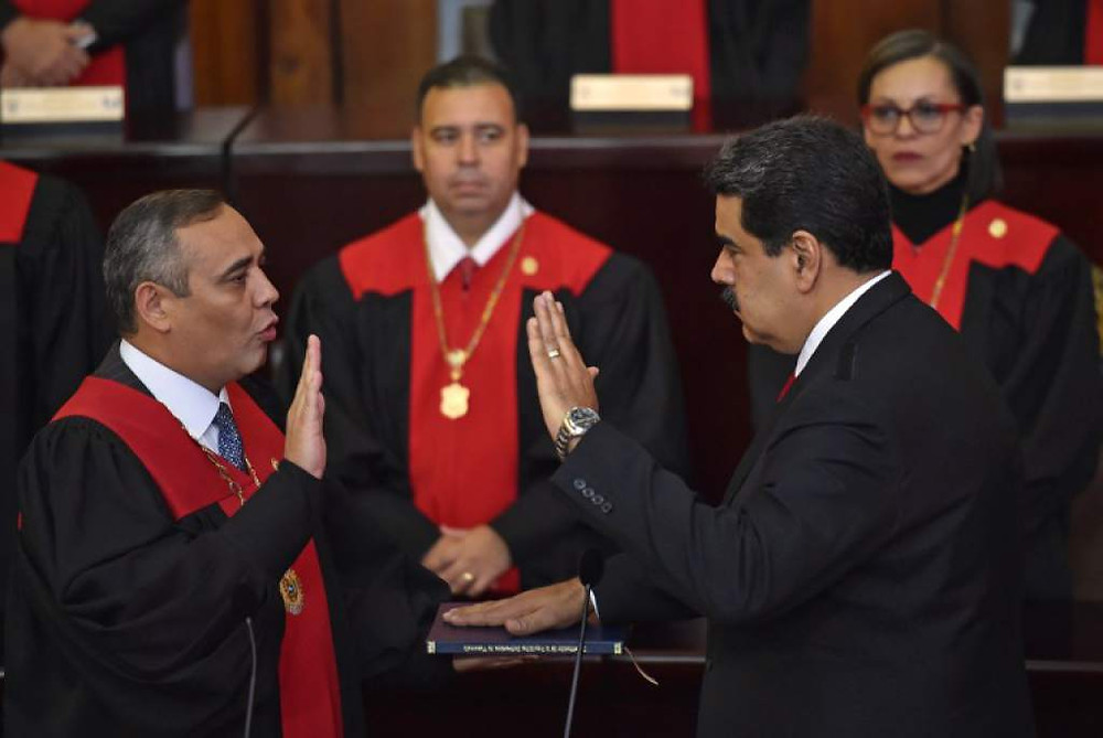 Nicolás Maduro, a la derecha, y el presidente del Tribunal Supremo de Justicia, Maikel Moreno, en el momento de la 'juramentación' irregular del dictador