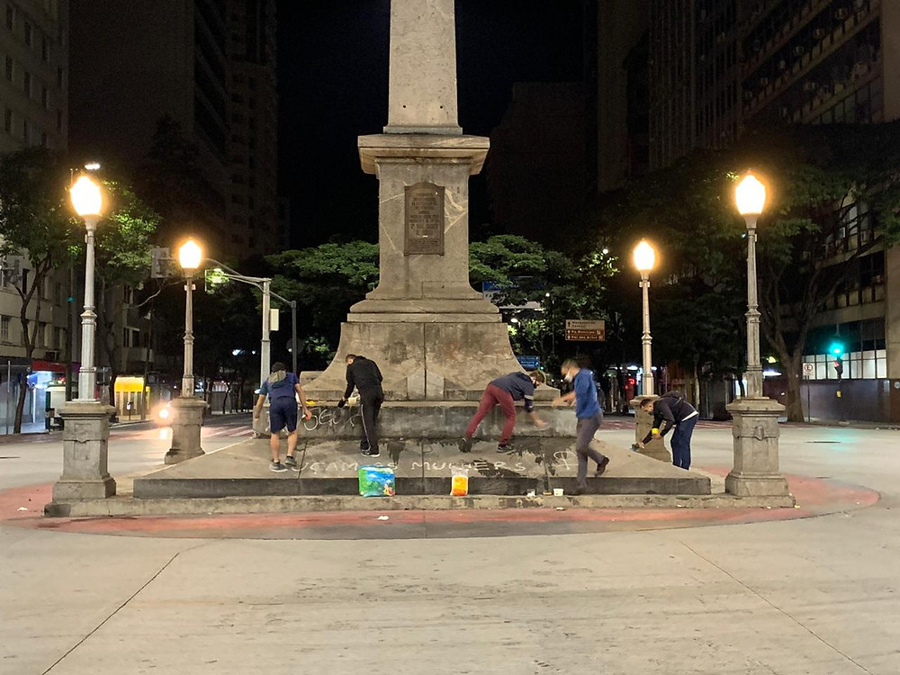 O grupo de cidadãos limpando o obelisco