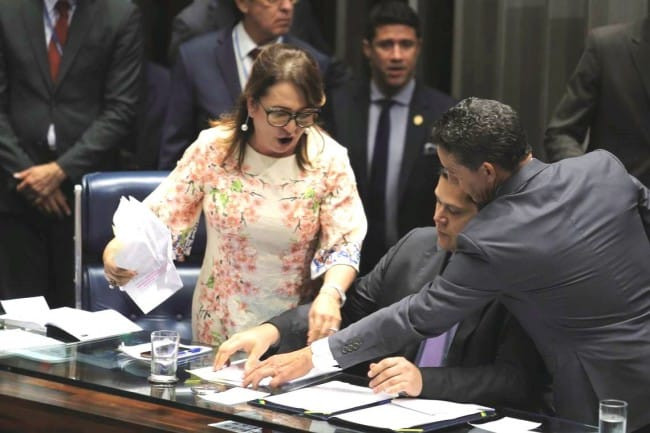 A senadora Katia abreu 'secuestra' a pasta com o resultado da votação sobre voto aberto no Senado
