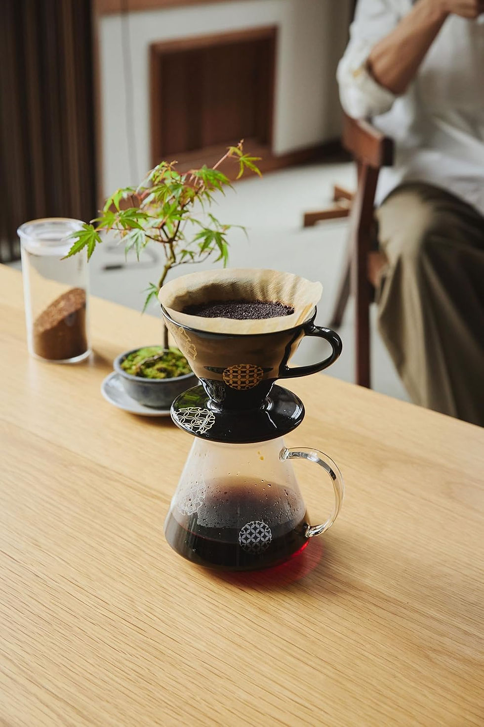 縮圖：Hario V60 七寶黑 02 陶瓷濾杯（1–4杯，日本製）