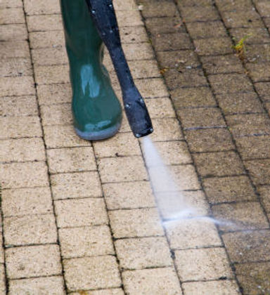 Bocas Clean technician power washing a concrete driveway in Panama to remove dirt and stains