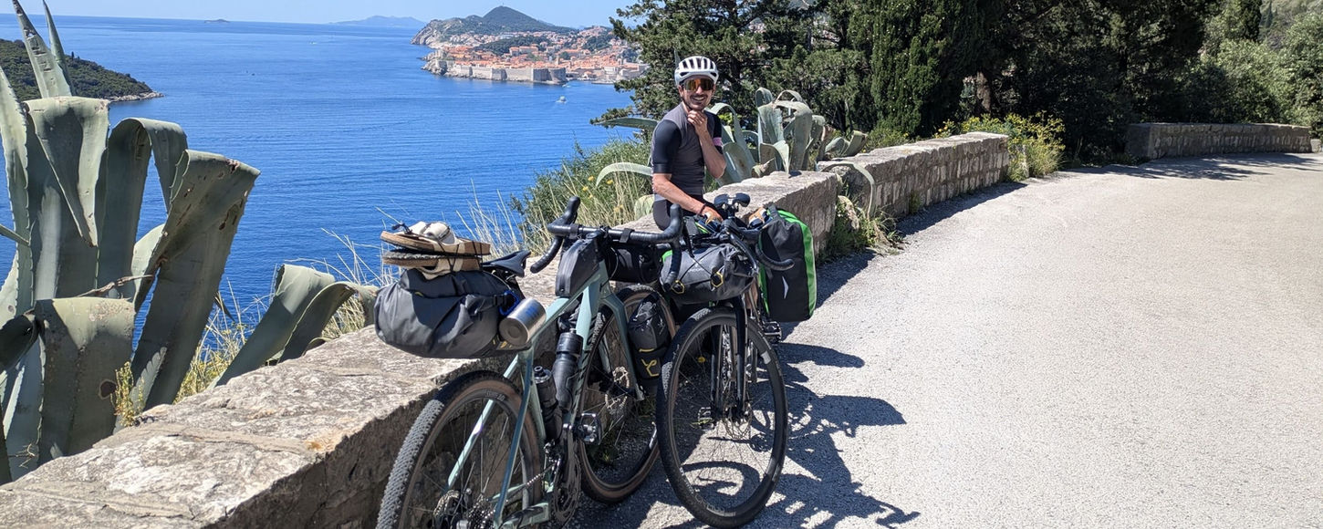 Julien Egli à vélo durant on voyage en Europe du sud - Easy Cycling