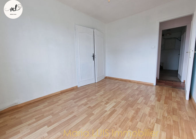 Maison de plain-pied avec 3 chambres et deux véranda sur une parcelle d'environ 550 m²