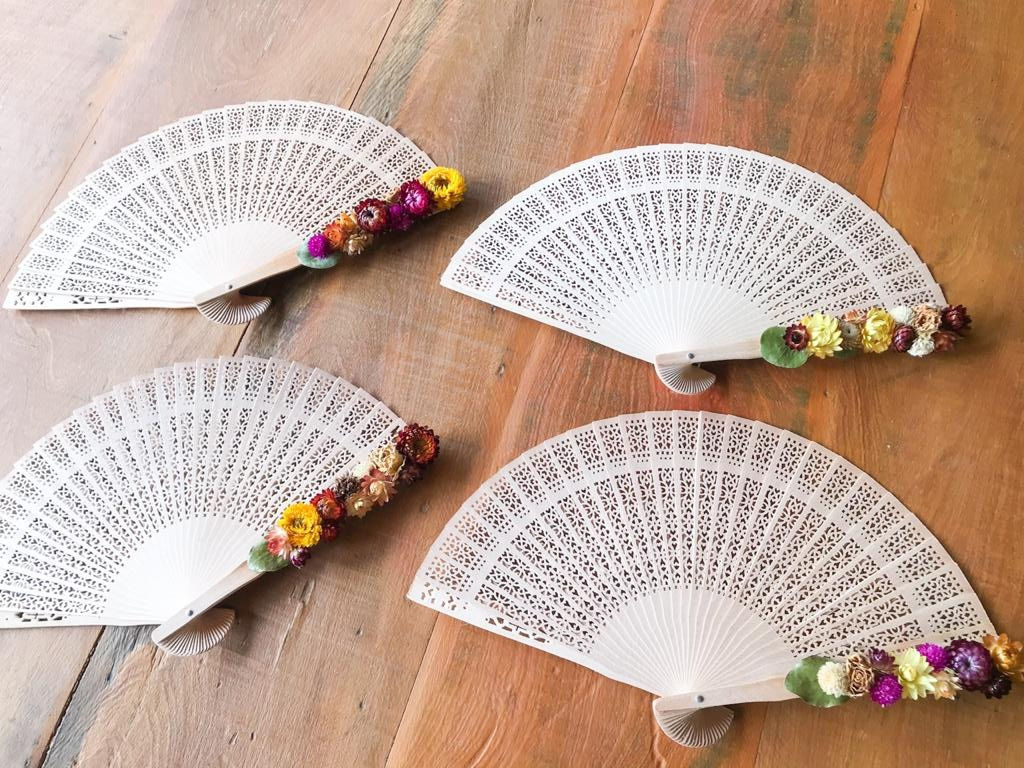 leque de sândalo + flores secas