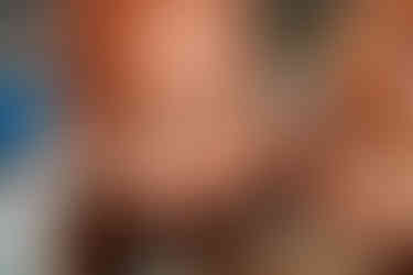 Yemek tabağının içinde oyuncak bebek kafası