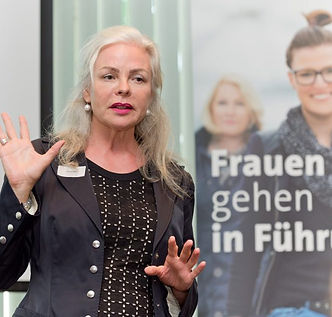 Vortrag-fur-Frauen-HWK-Dusseldorf-scaled-qa7whm0jkxgs3fee2iu9c68d87s07svlz3phu48j8w (1).jp