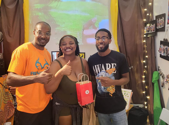 Endless Life Teas Customers at the Farmers Market