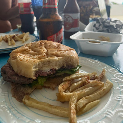 PincheBurgerIslaMujeresRestaurantFoodBurgersComfortFoodMexicoTakeout_edited.jpg