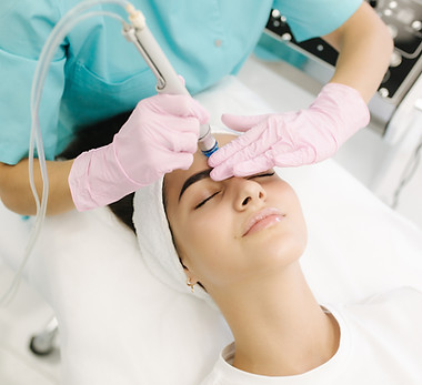Professional female cosmetologist doing hydrafacial procedure in Cosmetology clinic. Docto