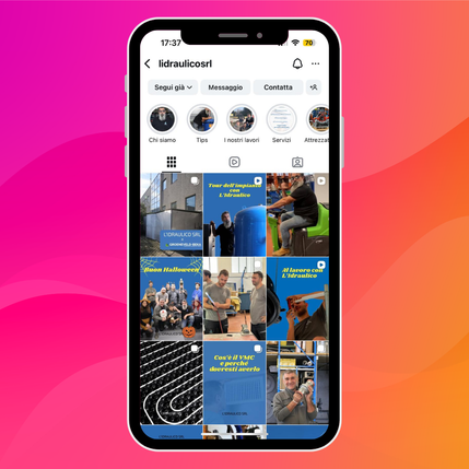 Feed Instagram di L'Idraulico Srl. Estetica a scacchiera con il colore blu del Brand. Social Media Management che rende un servizio tecnico visivamente accattivante e divertente. Progetto di ID Communication.
