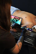 Video professionale per Cindy Tattoo. Riprese ravvicinate di un tatuaggio full sleeve. Video making e montaggio dinamico per i social media, realizzato da ID Communication.