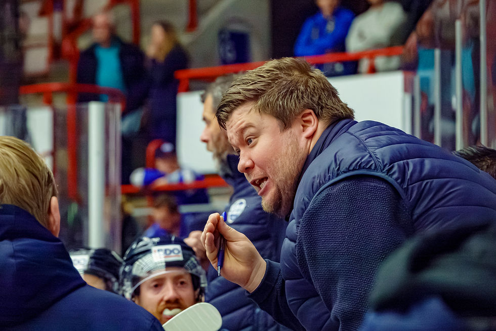 Anton Säll Karlsson klar i sin tale for å få yngre spillere til å velge 1. divisjon