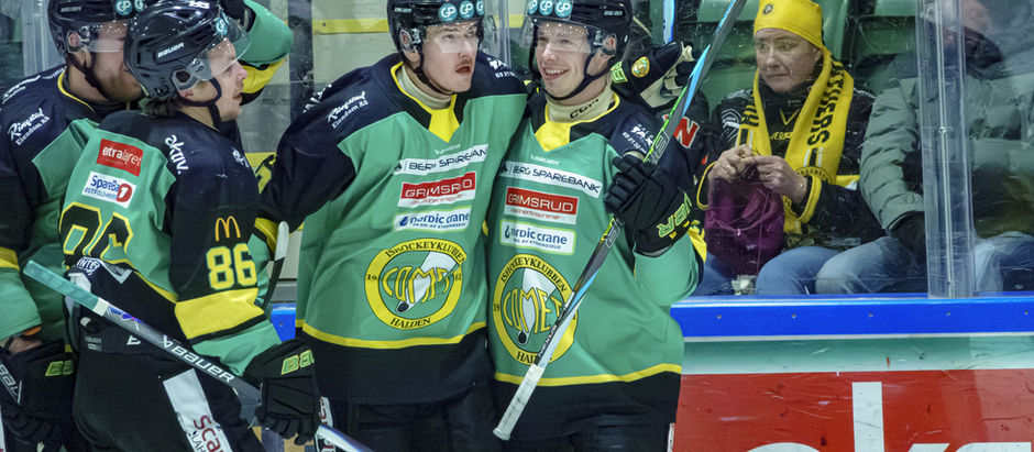Comet-spillere jubler etter scoring i Halden Ishall.