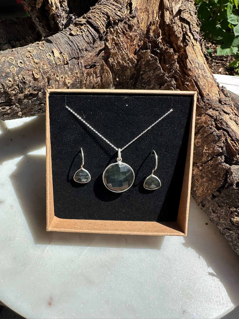 Miniaturbild: Labradorit groß mit Ohrhänger 925er Silber Kette