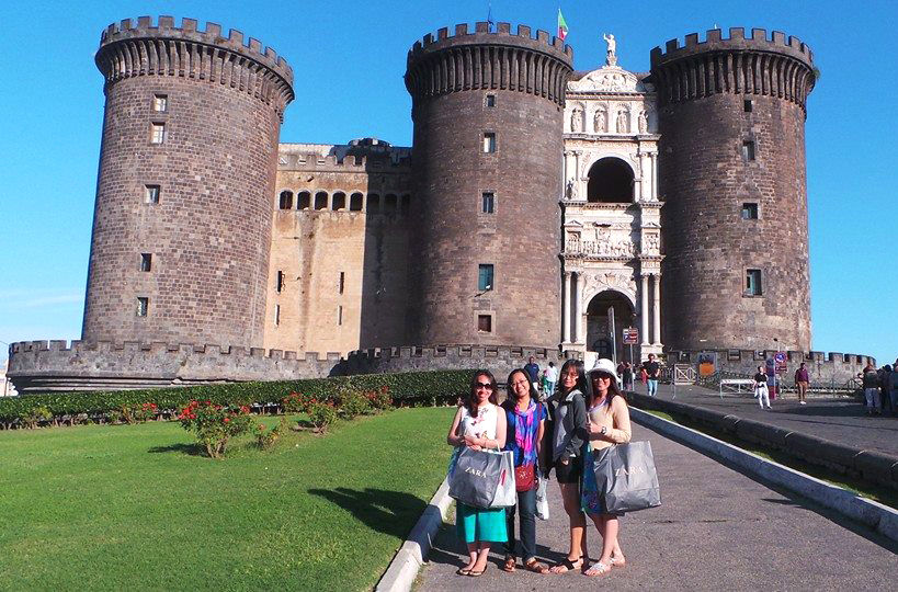 Berpose di Castle Nuovo, Napoli