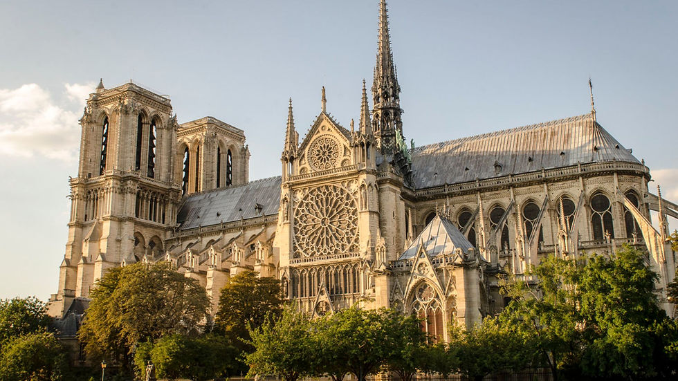 SUR LES TRACES DE NOTRE-DAME-DE-PARIS