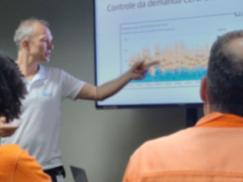 Gestor explicando a organização do fretado na indústria