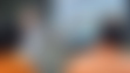 Gestor explicando a organização do fretado na indústria