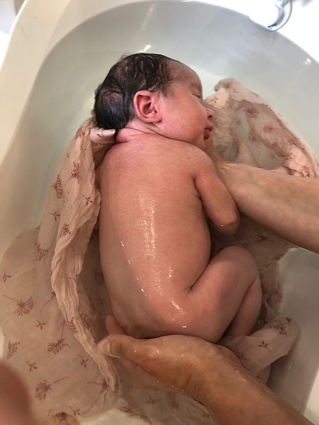 Bain Enveloppé Renaissance pour un bébé détendu et rassuré
