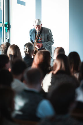 DJ und Saxophonist Marcio Schuster begleitet eine Hochzeit in Bayern mit Live-Musik.