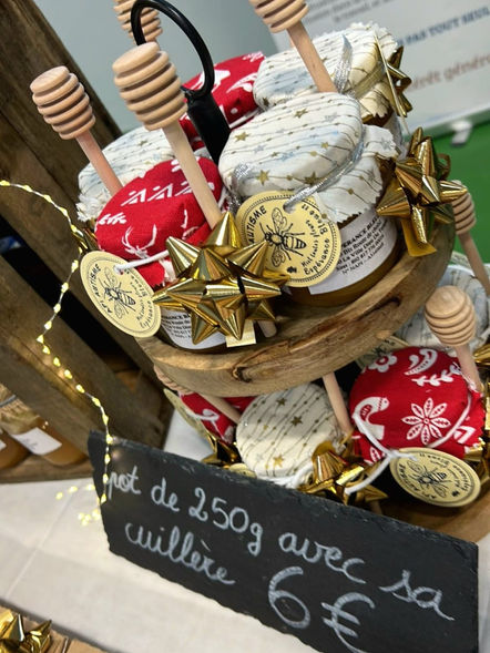 Pot de miel à vendre sur le stand Espérance au marché de Noël