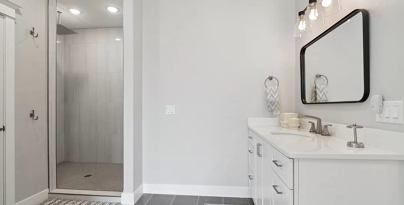 Guest bathroom featuring high-end finishes and a custom tile design in Porto Cima home.