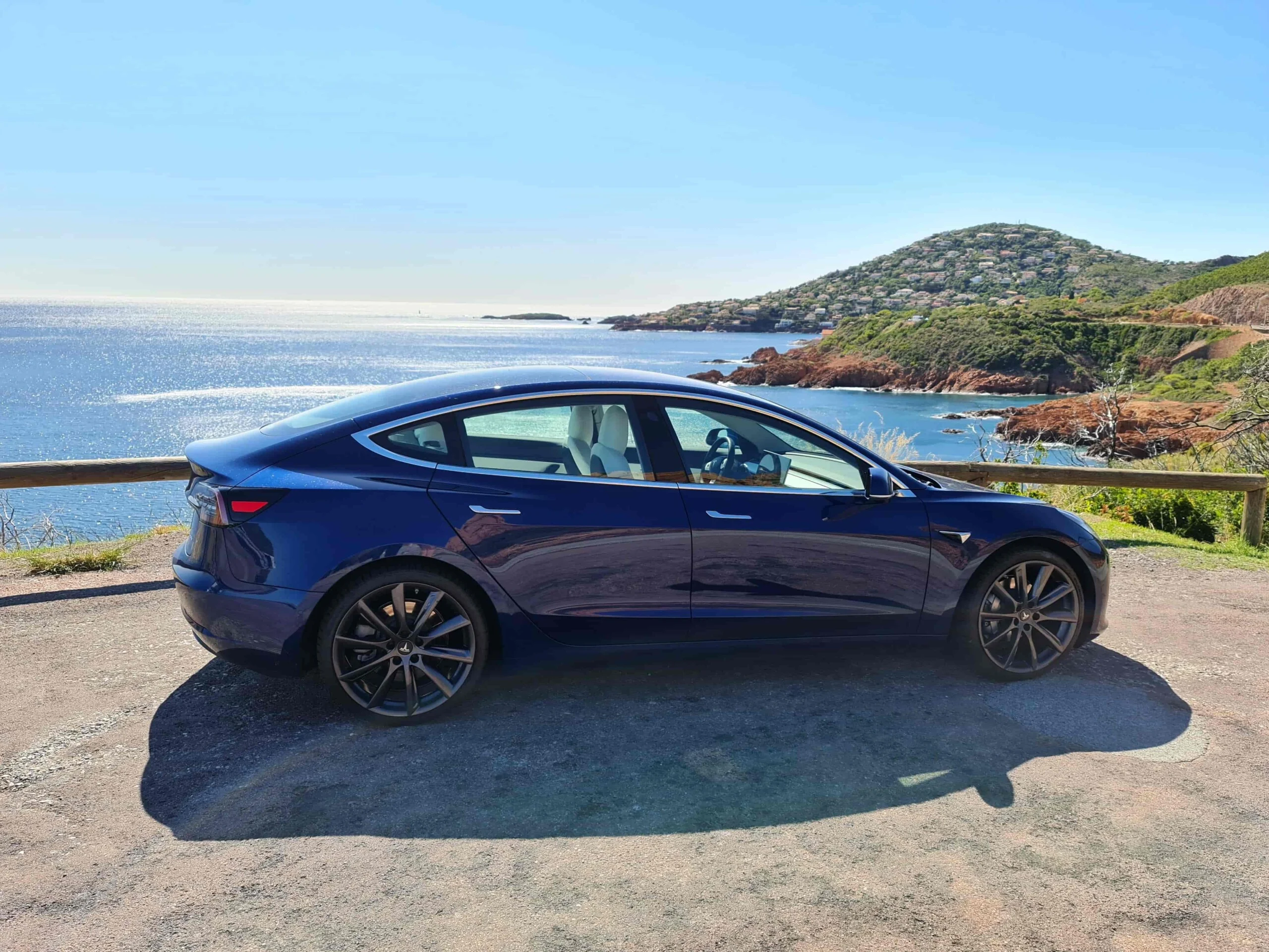 tesla-model-3-en-exterieur-min-scaled.webp