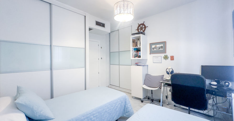 Dormitorio juvenil con escritorio de vivienda en venta en calle Feria Sevilla. Agemtes Inmobiliarios en Sevilla. Ippal&Inversiones