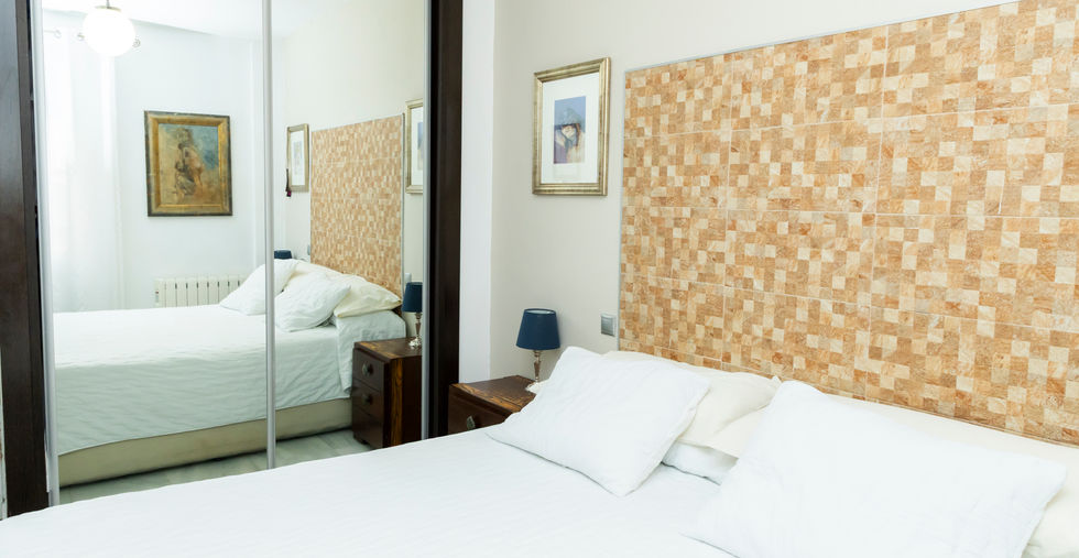 Cama matrimonial de dormitorio principal de vivienda en venta en calle Feria Sevilla. Agentes Inmobiliarios en Sevilla. Ippal&Inversiones