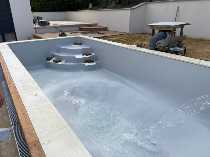 Avec la pose de mousse de confort, un liner gris de qualité supérieure, un profilé bien adapté, des brides, des joints, des enjoliveurs, les pièces à sceller ( lumières, skimmer, buses, refoulement, nage à contre courant, balnéothérapie) le bassin est comme neuf. Grace à l'aspiliner, nous aspirons l'air entre le liner et la paroi.