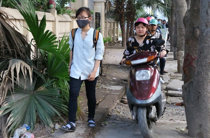 It's not rare to see motorbikes driving on the pavement (source: Dan Tri)