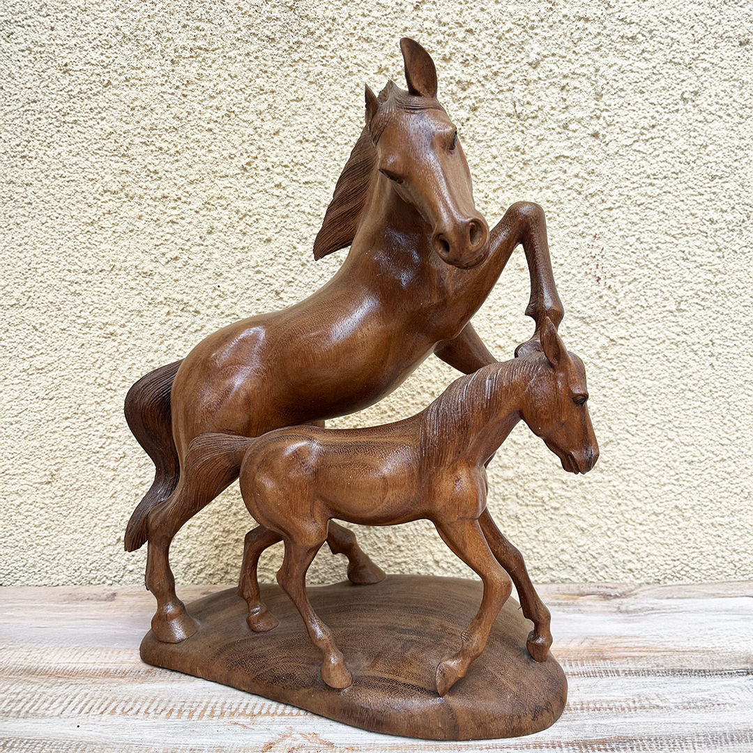 2 άλογα σε ξύλο