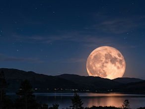 Lua Rosa: ela realmente fica rosa? Entenda e saiba como observar